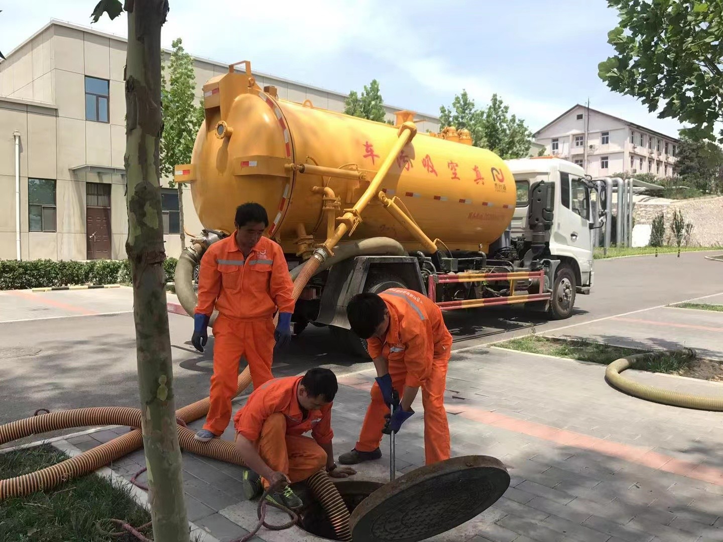 奉贤管道疏通车停在窨井附近