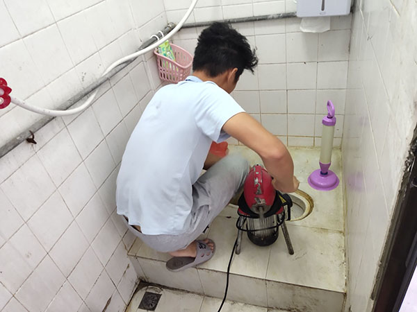 奉贤肥皂掉到马桶里把马桶堵住了怎么办？马桶堵住了怎么办