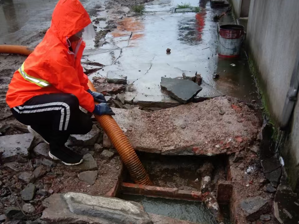 奉贤专业清理污水池 炜誉市政以规范流程守护城市 “肠道”